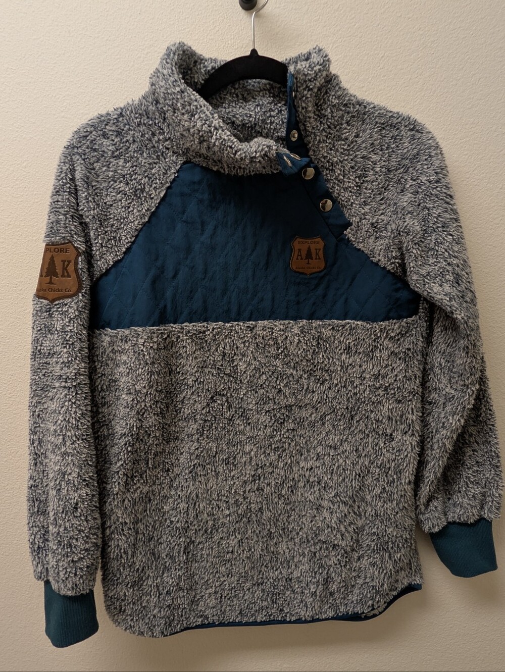 Alaska Chicks Cozy Two-Tone Sherpa Pullover